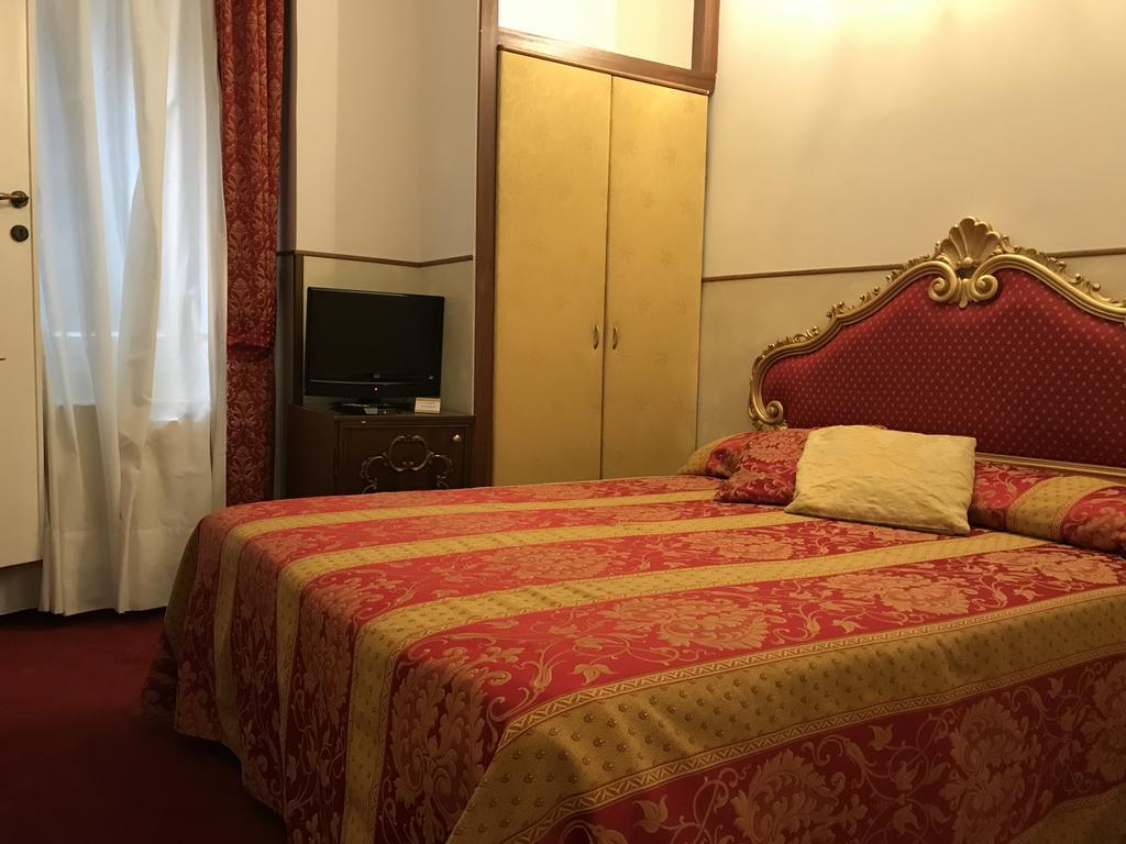 Castello  Residenza Ruga Giuffa מראה חיצוני תמונה